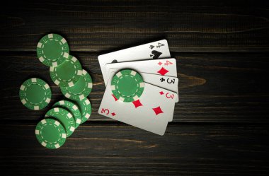 Çok popüler ve iki çiftli bir poker oyunu. Poker kulübündeki eski bir masada fişler ve kartlar..