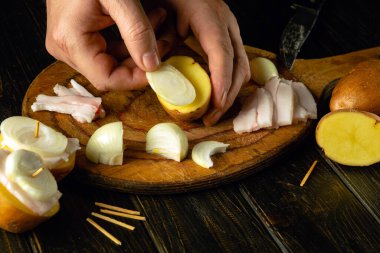 Yelken denilen hızlı ve kolay bir atıştırmalık. Izgaradan önce domuz yağı ve soğanla patates pişirmek..