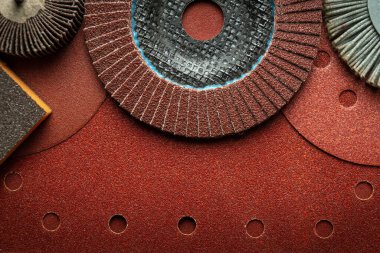 Cilalamak ve temizlik için bir set marangozluk aleti. Aşındırıcı alet. Reklam alanı.