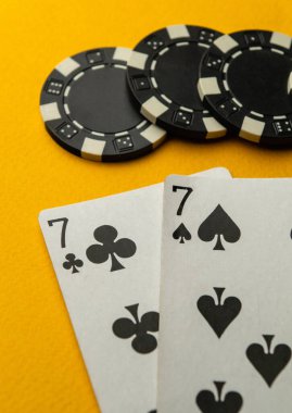 İskambil kağıdıyla başarılı bir zafer. Sarı masada bir çift kombinasyonlu poker oyunu.
