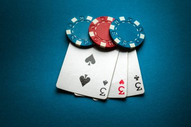 Kulüpte bir poker masasında üçlü ya da iskambil kağıtlarının kazanan kombinasyonu. Kart ve çiplerle başarılı poker konsepti.