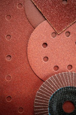 Tahta ya da ahşap ürünlerini temizlemek ya da zımparalamak için kullanılan kahverengi aşındırıcı araçlar ve zımpara kağıdı..