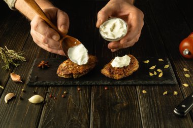 Lezzetli bir tabak kızarmış et ve ekşi krema pişiriyorum. Servis sırasında kaşık şefin elindeydi..