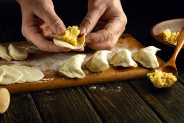 Mutfak masasında hamurdan hamur tatlısı yapmak. Salon mutfağında patatesli hamur tatlısı hazırlamak gibi basit bir kavram..