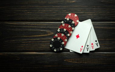 Kart kombinasyonu, dörtlü ya da dörtlü ve siyah bir masada cips kazanmak. Poker kulübünde ya da kumarhanede kazanma kombinasyonu..