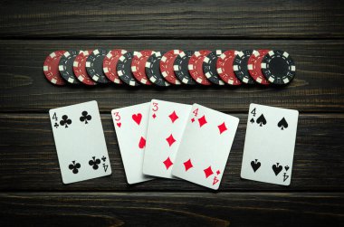Poker kulübünde kazanmak. Dolu ev ya da dolu teknenin klasik bir masada kart ve fiş oynaması..