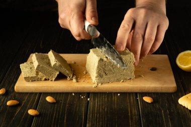 Ayçiçeği halkası dilimliyorum. Tatlı ya da kahvaltı için kesme tahtasına halva kestiği için şefin elinde bir bıçak. Asya mutfağı.