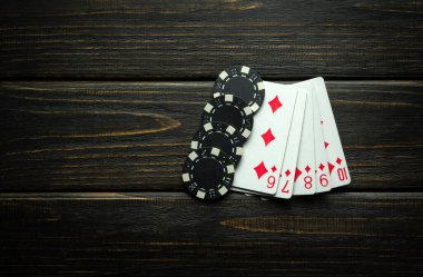 Sifon kartları ve siyah bir masada kazandığın cipslerin birleşimi. Poker kulübünde büyük kazanç kombinasyonu konsepti.