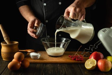 Şef yumurta ve sütle lezzetli bir kahvaltı ya da öğle yemeği hazırlar. Restoran ya da otel için menü fikri. Süt diyeti kavramı.