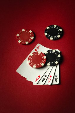 Pokerde dört as ya da dört as ya da dörtlü ya da dörtlü ve çipin kazanan kombinasyonu. Kırmızı masadaki kumarhane oyununda şans veya servet kavramı.