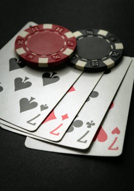 Dört iskambil kağıdıyla başarılı bir galibiyet. Poker oyunu, dörtlü veya dörtlü kombinasyonlu..