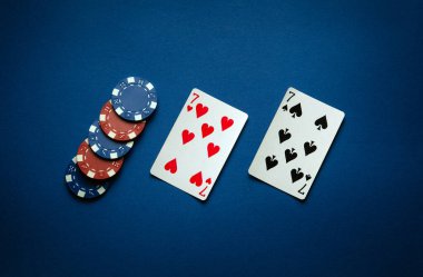 Kazanan çift kombinasyonlu bir poker oyununda şans. İskambil kağıtları ve fişler mavi bir masada bir kulüpte serilmiştir..