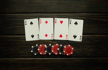 Kulüpte dört iskambil kağıdıyla başarılı bir galibiyet. Siyah masa üzerinde dört çeşit ya da dörtlü kombinasyon içeren poker oyunu.