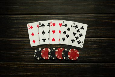 Kulüpte kağıt oynayarak başarılı bir galibiyet. Poker oyunu, full house ya da full boat kombinasyonu siyah vintage masa üzerinde.