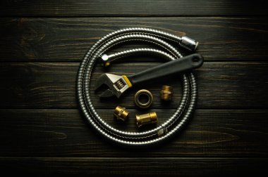 Pirinç hortum tesisatı ve ayarlanabilir İngiliz anahtarı tamir için hazırlandı. Tesisat veya gaz teçhizatı onarımı kavramı.