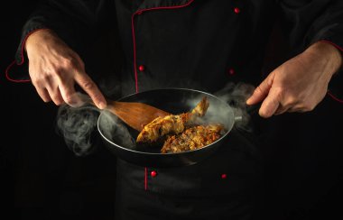 Restoran mutfağında kızarmış balık hazırlıyorum. Kızartma tavasında Rudd balığı pişir ya da kızart. Lezzetli balık yemeği fikri..