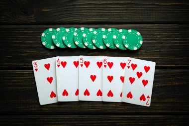 Başarılı bir floş kombinasyonu olan çok ilginç ve kumar dolu bir poker oyunu. Poker kulübünde siyah bir şarap masasında kart ve yeşil çip oynamak..