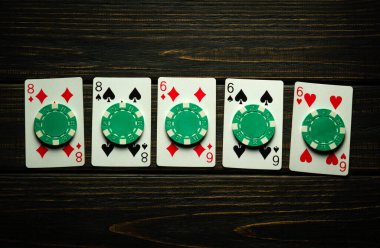 Çok ilginç bir poker oyunu. Başarılı bir kombinasyon. Full house ya da full boat. Siyah, eski bir kumarhane masasında kart ve yeşil çip oynuyorlar..