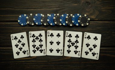 Bir kulübün klasik masasında, floş ve cipslerin kombinasyonuyla başarılı ve kazanan bir poker planı..