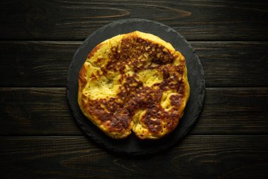 Siyah tatlı sıralama tahtasında yuvarlak ev yapımı krep. Lezzetli atıştırmalık konsepti.