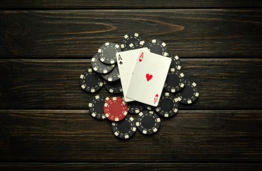Klüpteki klasik masada bir çift ve çipin kombinasyonunu yapmak. Kumarhanede şans ya da poker oyununda kazanma.
