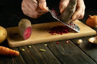 Kahvaltıdan önce mutfak masasında kırmızı pancarlı sebze yemeği pişir..