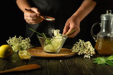 Soğuk bir içecek ya da kvass hazırlamadan önce, yaşlı böğürtlenli cam bir kaba şekerle kaşık eklemek. Halk tariflerine dayanan sağlıklı ve tıbbi bir içecek hazırlama kavramı.