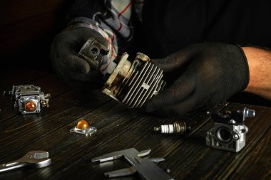 Mobilet motorunun tamirini atölyedeki bir masada bir usta yaptı..