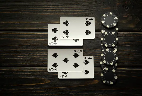 İki çift poker kartının kombinasyonu. Siyah bir masada oynarken kazandığın çipler..