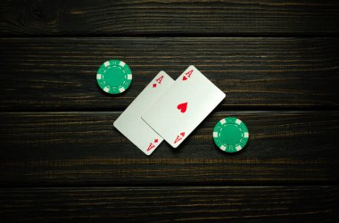 Bir çiftin başarılı kombinasyonu ile çok ilginç ve kumar bir poker oyunu. Kulüpte siyah bir şarap masasında kart ve yeşil çip oynamak..