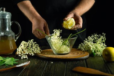 Aşçı mutfakta limon ve ihtiyardan sağlıklı kvass hazırlıyor..