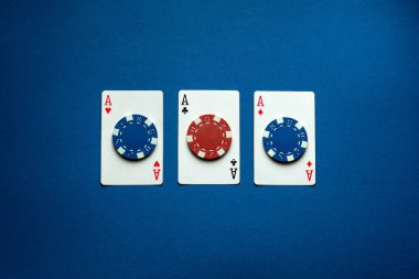 Pokerde üç as ya da üç oyun kartı çok para kazandırır. Kumarhanede veya iskambil oyununda kazanma kavramı. Poker kulübünde şanslı galibiyet..