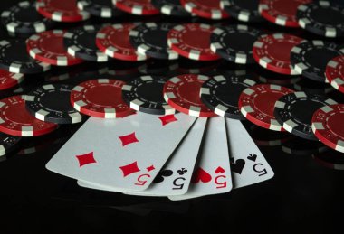 Oyun kartları ve çipleri kazanmak ya da başarılı olmak için dörtlü ya da dörtlü kart kombinasyonları yapmak. Poker kulübünde ya da kumarhanede kazanma kavramı.