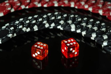 Poker odasında ya da kumarhanede siyah bir masada kırmızı zarlar ve cipsler. Bir zar ya da zar oyununda iki 6 'lı birleşme..