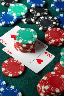 Çipler ve bir çiftin kombinasyonlu iskambil kağıtları kulüpteki bir masanın üzerine rastgele serilirler. Kumarhanede başarılı bir galibiyet kavramı.