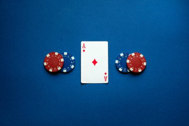 Kumarhane kazananı karo ası. Kulüpte mavi masada cipslerle iskambil oynuyorum. Zafer öngörüsü.