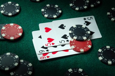 Poker kulübündeki maçtan sonra iki çift kart ve fiş kombinasyonuyla olan durum. Başarılı bir galibiyet servete bağlıdır..