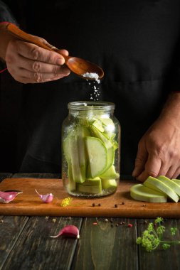 Konserve vermeden önce kavanoza bir kaşık kabakla tuz ekliyorum. Eski tariflere göre baharatlı lezzetli kabak..