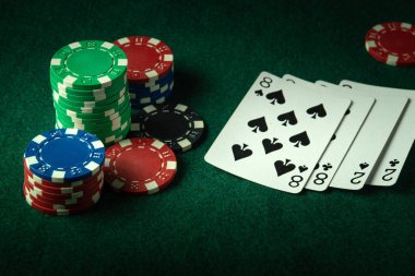 Poker kulübünde iki çift iskambil kâğıdının başarılı bir kombinasyonu. İyi bir galibiyet şansa ve servete bağlıdır..