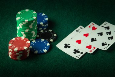 Üçlü kâğıt oynamanın ya da poker kulübünde masanın üzerine oturmanın başarılı bir kombinasyonu. Büyük bir zafer şansa ve servete bağlıdır..