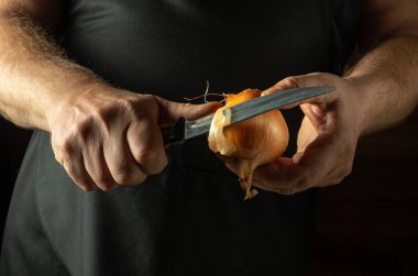 Lezzetli olsun diye yemeğe katmadan önce soğanı bıçakla soymak. Mutfakta soğanlı sebze yemeği hazırlamak gibi basit bir kavram..