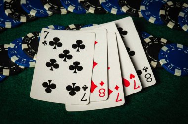 Fişler üzerinde iskambil oynamak, full house ya da full boat 'un başarılı bir kombinasyonuyla. Kumarhanede yeşil bir masada poker kazanma fikri..