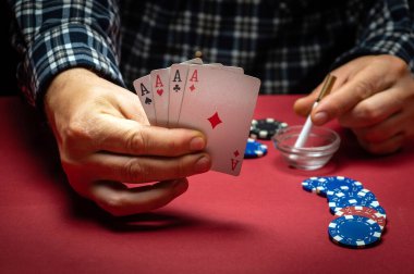 Kumarbazın elinde iskambil oynamak hem de şanslı bir kombinasyonla. Şanslı bir galibiyet ve kulüpte ipler senin elinde..