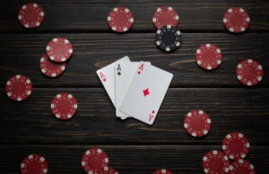 Başarılı bir poker oyunundan sonra bir beyefendiler kulübündeki klasik bir masada üç kartla ya da çiplerle oynamak. İskambil oyununda iyi ve büyük bir galibiyet kavramı.