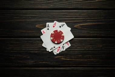 Kazanan bir kombinasyon olan dört kart ya da dörtlü ve kırmızı çip oynamak. Asta şans kavramı mı yoksa poker kulübünde kazanmak mı?.
