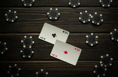 Bir çiftin iyi bir kombinasyonuyla pokeri kazanmaya çalış. Poker kulübünde ya da kumarhanede siyah bir şarap masasında fişler ve kartlar..