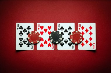 Poker fişleri ile çevrili kırmızı bir masanın üzerinde dört çeşit ya da dört kuadlık kombinasyonu olan birkaç iskambil kağıdı yatıyor. Atmosfer beklenti ve stratejiyle dolu..
