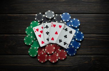 Üzerinde iki çift poker fişi olan büyük bir oyun fişi yığını. Şans pek çok olumlu sonuç getirdi..