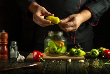 Loş bir mutfakta rengarenk biberleri ustalıkla hazırlıyorlar. Taze sarımsak, bitkiler ve baharatlar yemek pişirme sanatını geliştirir. Lezzetli bir yaratılış yolda, aşçılık tutkusunu ön plana çıkarıyor..