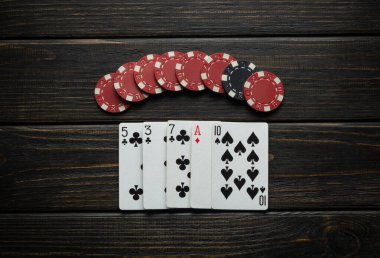 Kulüpteki siyah şarap masasında yüksek kart poker kombinasyonundan kalma çipler. Poker oyunundan sonra olumlu duygu düşüncesi.